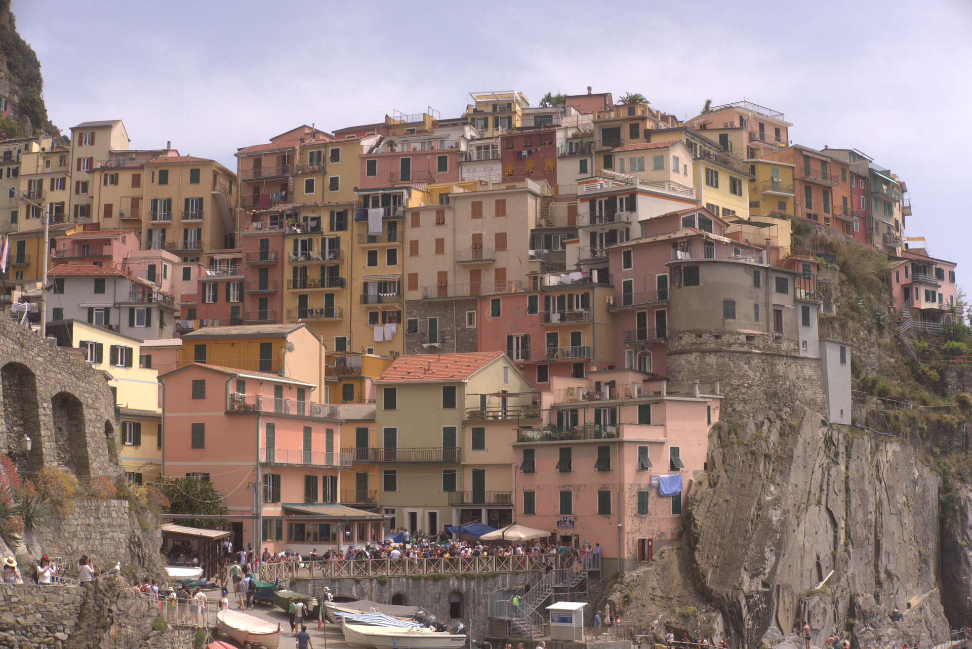 Cinque Terre Manarola — colorful houses on the Ligurian coast